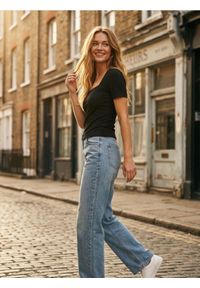 Sinsay - Koszulka z dekoltem karo - czarny. Typ kołnierza: dekolt w karo. Kolor: czarny