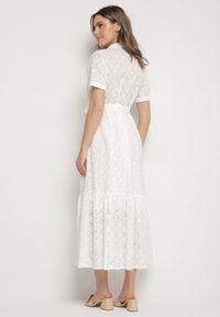 Born2be - Biała Bawełniana Sukienka Haftowana o Koszulowym Kroju z Wiązanym Paskiem Efrora. Okazja: na co dzień, na spacer, na imprezę. Kolor: biały. Materiał: bawełna. Długość rękawa: krótki rękaw. Wzór: haft. Typ sukienki: koszulowe. Styl: casual, elegancki #3