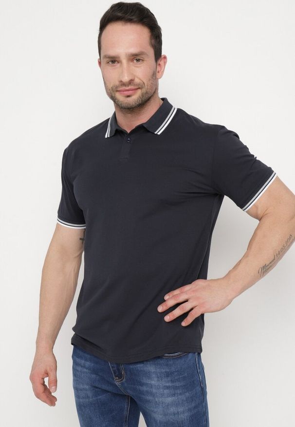 Born2be - Granatowa Koszulka o Fasonie Polo z Guzikami Timarie. Okazja: na spotkanie biznesowe. Typ kołnierza: polo. Kolor: niebieski. Materiał: dresówka. Styl: elegancki, klasyczny, biznesowy