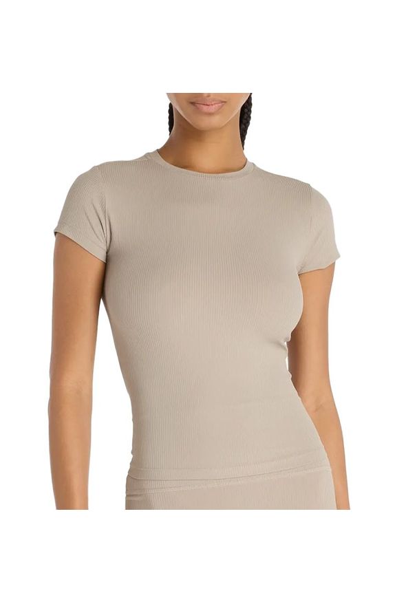 Koszulka damska New Balance WT53125ADS - beżowa. Kolor: beżowy. Materiał: poliester, prążkowany, materiał. Długość rękawa: krótki rękaw. Długość: krótkie. Wzór: aplikacja