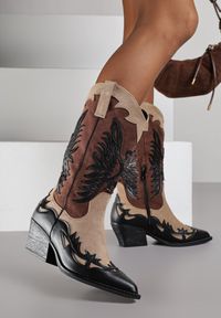 Born2be - Czarne Botki Typu Kowbojki na Stożkowym Obcasie z Tłoczonym Wzorem Badorella. Okazja: na co dzień. Kolor: czarny. Materiał: jeans. Obcas: na obcasie. Styl: casual, klasyczny. Wysokość obcasa: średni #7