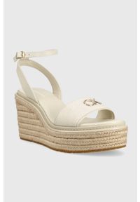 Calvin Klein sandały WEDGE 50HH W/HW - JQ damskie kolor beżowy na koturnie HW0HW01490. Zapięcie: klamry. Kolor: beżowy. Materiał: skóra, guma. Obcas: na koturnie #5