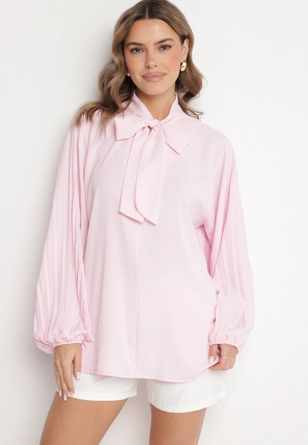 Born2be - Różowa Bluzka z Plisowanymi Rękawami i Wiązaniem pod Szyją Jenindria. Okazja: na co dzień. Kolor: różowy. Materiał: jeans. Styl: casual