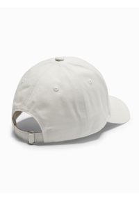 Ombre Clothing - Męska czapka bejsbolówka z daszkiem i prostokątną naszywką – kremowa V2. Kolor: kremowy. Materiał: bawełna. Wzór: aplikacja. Styl: klasyczny, sportowy, casual, elegancki #3