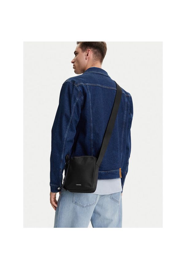 Saszetka Calvin Klein. Kolor: czarny