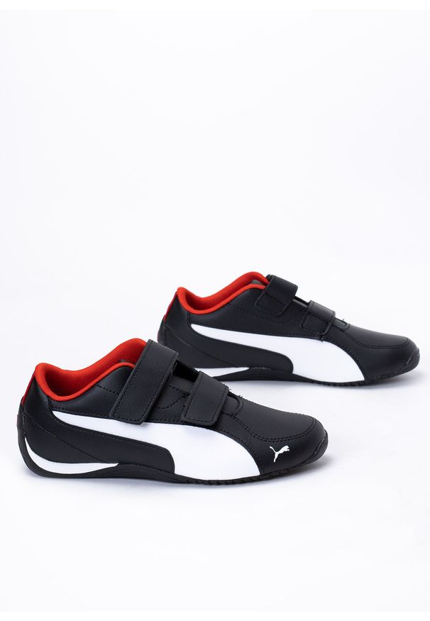Sneakersy dziecięce czarne Puma Drift Cat 5 V PS. Okazja: na uczelnię. Kolor: czarny. Materiał: skóra ekologiczna, guma. Szerokość cholewki: normalna. Wzór: aplikacja