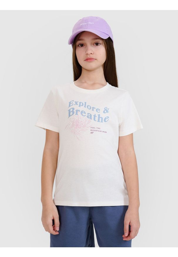 4f - 4F T-shirt regular z nadrukiem dziewczęcy - biały 128 (7-8 lat). Okazja: na co dzień. Kolor: biały. Materiał: dzianina, jersey, bawełna. Długość rękawa: krótki rękaw. Długość: krótkie. Wzór: nadruk. Sezon: lato. Styl: casual, klasyczny, sportowy