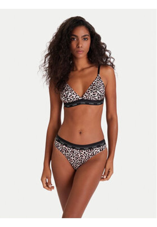 Guess Figi brazylijskie O5RE25 KCOJ0 Beżowy ciemny. Kolor: beżowy. Materiał: syntetyk