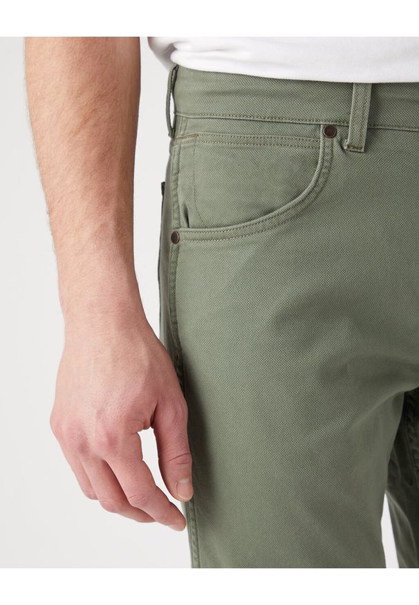 Wrangler - WRANGLER MĘSKIE SPODNIE MATERIAŁOWE GREENSBORO DUSTY OLIVE 112341466 W15Q018115. Materiał: materiał