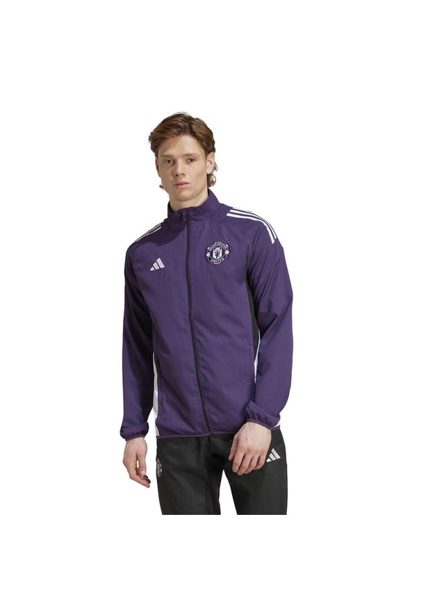 Adidas - Kurtka dresowa Prematch Manchester United 2025/26. Kolor: wielokolorowy, fioletowy, biały. Materiał: dresówka. Sport: piłka nożna