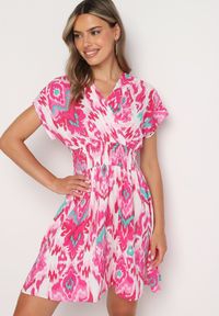 Born2be - Fuksjowa Sukienka Rozkloszowana z Kopertowym Dekoltem i Gumką w Pasie Emrra. Okazja: na plażę, na co dzień. Typ kołnierza: dekolt kopertowy. Kolor: różowy. Materiał: tkanina. Sezon: lato. Typ sukienki: kopertowe. Styl: casual #2