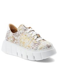 Sneakersy damskie Maciejka, cholewka ze skóry naturalnej z nadrukowanym wzorem klasyczne sznurowanie metalowa ozdoba przy języku zaokrąglony nosek ma. Zapięcie: sznurówki. Kolor: biały. Materiał: skóra. Szerokość cholewki: normalna. Wzór: aplikacja. Styl: klasyczny #3