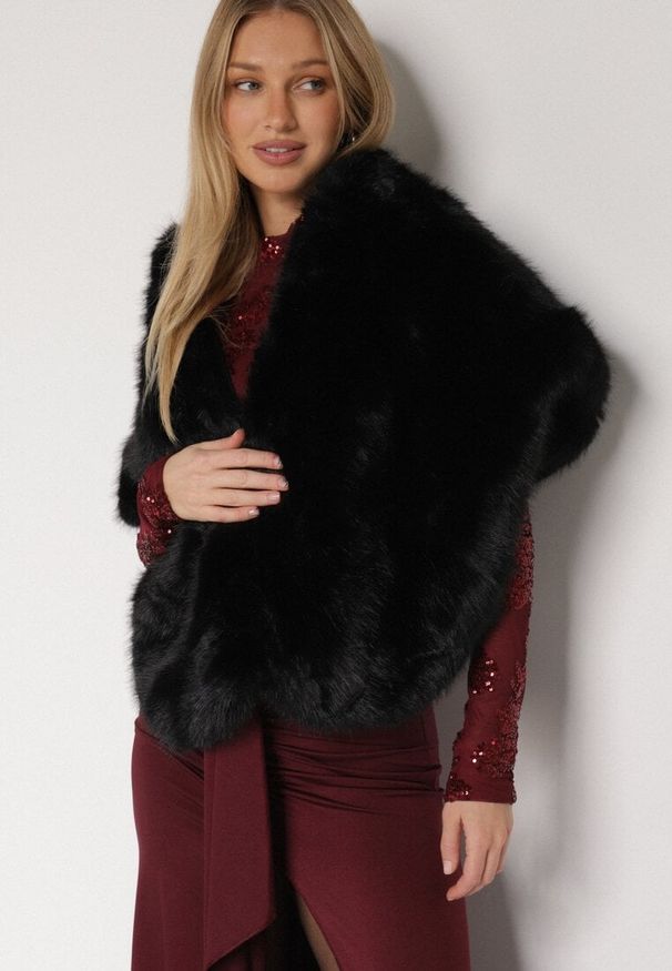 Born2be - Czarne Ponczo Etola z Futerka w Stylu Szala Cahreva. Okazja: na wesele, na ślub cywilny, na imprezę. Kolor: czarny. Materiał: futro. Styl: klasyczny, elegancki
