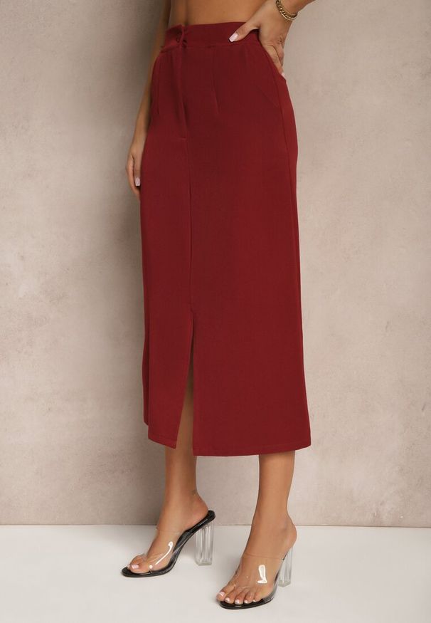 Renee - Bordowa Spódnica Ołówkowa z Wiskozą High Waist z Rozcięciem Semivinia. Okazja: na co dzień. Stan: podwyższony. Kolor: czerwony. Materiał: wiskoza. Styl: casual, elegancki, wizytowy