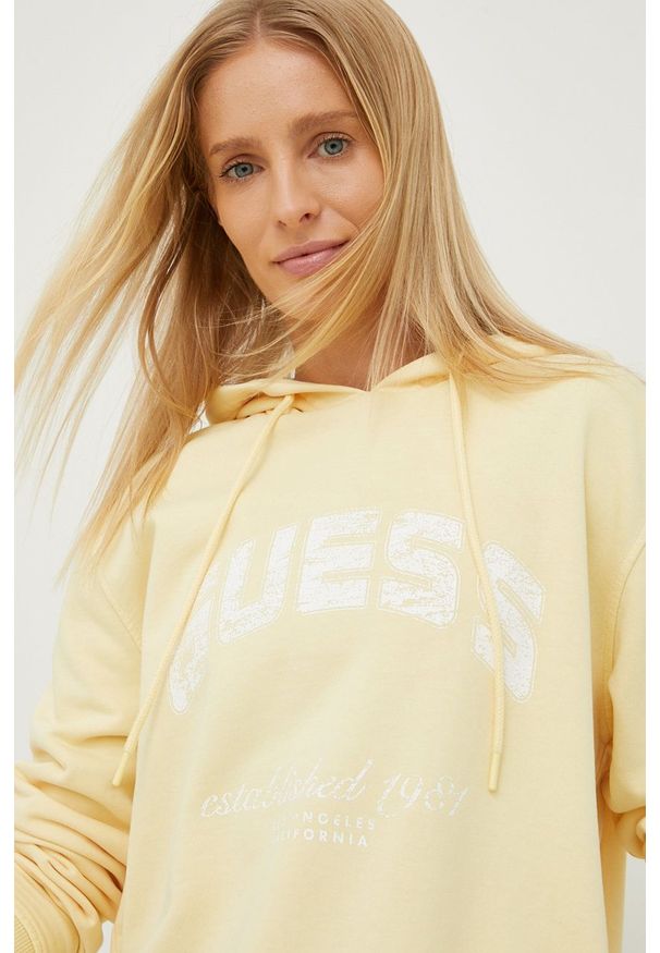 Guess bluza bawełniana damska kolor żółty z kapturem z nadrukiem. Typ kołnierza: kaptur. Kolor: żółty. Materiał: bawełna. Wzór: nadruk