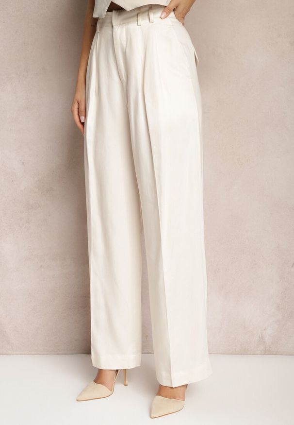 Renee - Jasnobeżowe Szerokie Spodnie High Waist z Kieszeniami Keanne. Okazja: na co dzień. Stan: podwyższony. Kolekcja: dla wysokich. Kolor: beżowy. Styl: casual