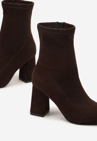 Born2be - Ciemnobrązowe Botki Vices na Słupku z Dopasowaną Cholewką Verille. Okazja: na spotkanie biznesowe, na co dzień. Kolor: brązowy. Materiał: jeans. Szerokość cholewki: normalna. Obcas: na słupku. Styl: biznesowy, casual. Wysokość obcasa: średni #4