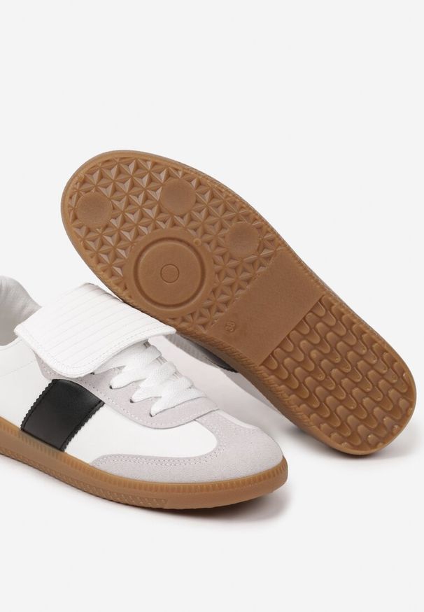 Renee - Biało-Czarne Sznurowane Płaskie Sneakersy z Geometrycznym Wzorem Felilva. Okazja: na co dzień. Zapięcie: sznurówki. Kolor: biały. Materiał: jeans. Wzór: geometria