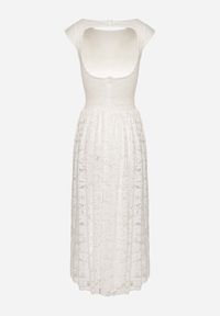 Born2be - Biała Koronkowa Sukienka o Rozkloszowanym Kroju z Odkrytymi Plecami Nelamia. Okazja: na imprezę, na co dzień. Kolor: biały. Materiał: koronka. Długość rękawa: bez rękawów. Styl: wizytowy, casual, elegancki #5