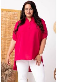 KARKO - Tunika elegancka GOSIA ze stójką dłuższy tył amarantowa PROMOCJA. Okazja: na co dzień. Typ kołnierza: kołnierzyk stójkowy. Kolekcja: plus size. Kolor: różowy. Materiał: tkanina, skóra, poliester, materiał, elastan. Długość rękawa: krótki rękaw. Długość: długie. Wzór: gładki, paski, jednolity. Styl: elegancki #1