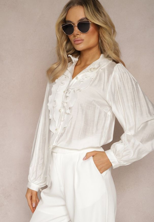 Renee - Biała Koszula w Stylu Vintage Ozdobiona Falbankami z Perełkami z Przodu Calipso. Typ kołnierza: kołnierz z falbankami. Kolor: biały. Wzór: aplikacja. Styl: vintage