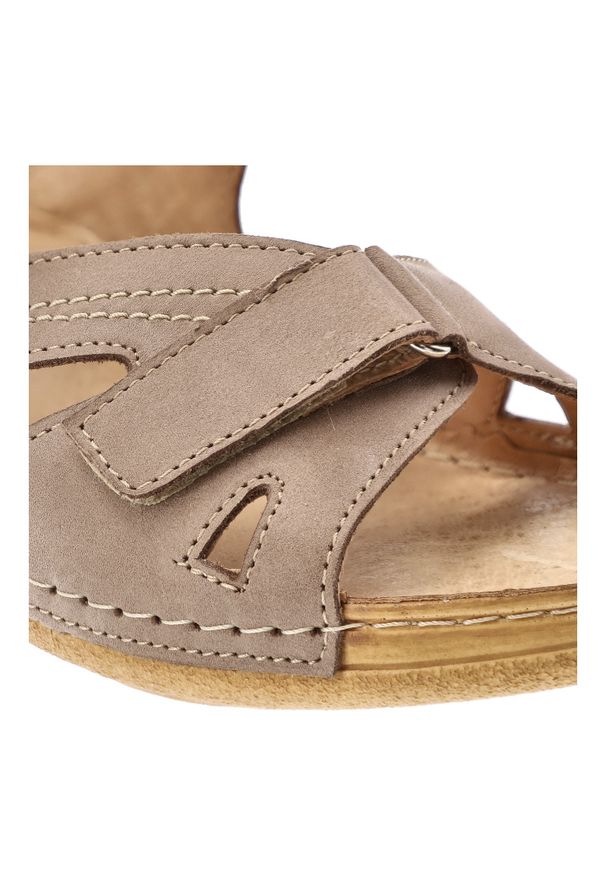 Beżowe Sandały Armodo Wygodne Obuwie Damskie Zapinane Na Rzep. Okazja: na co dzień. Zapięcie: rzepy. Kolor: beżowy. Materiał: skóra. Styl: elegancki, casual, klasyczny