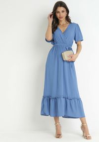 Born2be - Niebieska Sukienka Maxi z Gumką w Talii i Kopertowym Dekoltem Lesite. Kolor: niebieski. Materiał: materiał. Typ sukienki: kopertowe. Długość: maxi