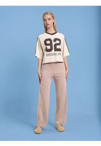 Sinsay - Spodnie dresowe z szerokimi nogawkami soft touch - brązowy. Kolor: brązowy. Materiał: dresówka