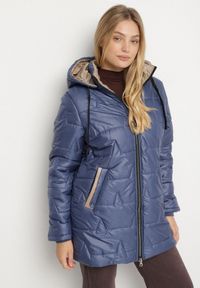 Born2be - Niebieska Pikowana Kurtka o Prostym Kroju z Kapturem Nileria. Okazja: na spotkanie biznesowe, do pracy, na co dzień. Typ kołnierza: kaptur. Kolekcja: plus size. Kolor: niebieski. Materiał: poliester, jeans, dzianina. Styl: casual, biznesowy #1