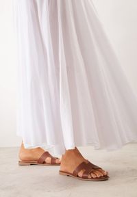 Born2be - Ciemnobrązowe Klapki VICES Casual z Kwadratowym Noskiem i Wycięciami Zepaela. Okazja: na co dzień. Kolor: brązowy. Materiał: jeans. Styl: casual #1