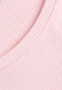 Renee - Różowy T-shirt w Prążki z Marszczeniami po Bokach Nedala. Okazja: na co dzień. Kolor: różowy. Wzór: prążki. Styl: casual, elegancki #5