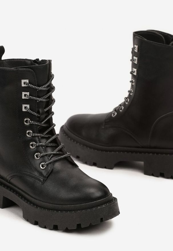 Renee - Czarne Botki Workery na Płaskiej Podeszwie Wykończone Cyrkoniami Lerissna. Okazja: na co dzień. Kolor: czarny. Materiał: zamsz, bawełna, jeans, skóra. Szerokość cholewki: normalna. Wzór: aplikacja. Obcas: na płaskiej podeszwie. Styl: elegancki, casual