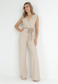 Born2be - Beżowy Kombinezon z Kopertowym Dekoltem i Wiązaniem w Talii Vannessa. Kolekcja: dla wysokich. Kolor: beżowy. Materiał: prążkowany, materiał. Długość: długie #1
