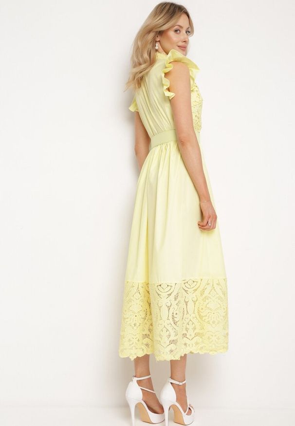 Born2be - Żółta Sukienka Ażurowa o Koszulowym Kroju z Paskiem z Ekoskóry Trija. Okazja: na imprezę, na co dzień. Kolor: żółty. Wzór: ażurowy. Typ sukienki: koszulowe. Styl: elegancki, casual