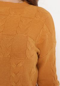 Born2be - Brązowy Sweter o Warkoczowym Splocie z Okrągłym Dekoltem Selinera. Kolor: brązowy. Materiał: dzianina. Wzór: ze splotem. Styl: klasyczny