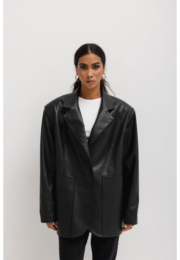 Marsala - Marynarka oversize z eko skóry w kolorze CZARNYM - HARLEY LEATHER. Kolor: czarny. Materiał: skóra. Długość rękawa: długi rękaw. Długość: długie. Styl: sportowy, elegancki