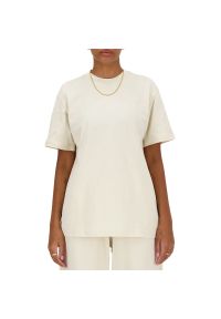 Koszulka New Balance WT41501LIN - beżowe. Kolor: beżowy. Materiał: bawełna. Długość rękawa: krótki rękaw. Długość: krótkie. Wzór: napisy