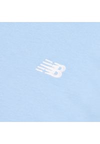 Koszulka dziecięca New Balance LAKB0001ELE – niebieska. Kolor: niebieski. Materiał: materiał, bawełna. Długość rękawa: krótki rękaw. Długość: krótkie. Wzór: aplikacja #2