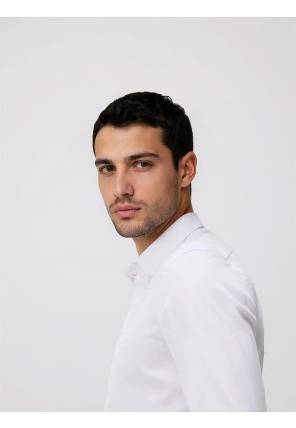 Reserved - Gładka koszula super slim fit - biały. Kolor: biały. Materiał: tkanina, bawełna. Wzór: gładki