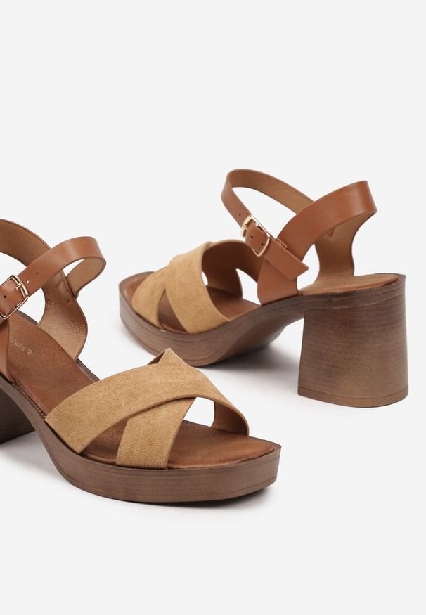 Renee - Brązowe Sandały na Słupku Ozdobione Dwoma Paskami Jasirea. Okazja: na co dzień. Zapięcie: pasek. Kolor: brązowy. Materiał: jeans. Wzór: aplikacja. Obcas: na słupku. Styl: elegancki, casual