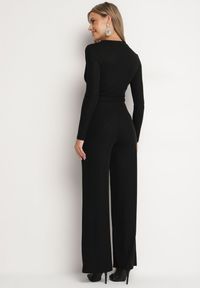 Born2be - Czarny Kombinezon z Wiskozą Kopertowym Dekoltem i Materiałowym Paskiem Miathalise. Okazja: na spotkanie biznesowe. Kolor: czarny. Materiał: wiskoza, materiał. Długość: długie. Styl: biznesowy #5