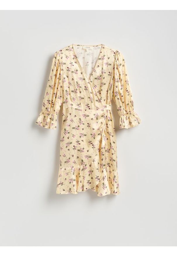 Reserved - Wiskozowa sukienka w kwiaty - jasnożółty. Kolor: żółty. Materiał: wiskoza. Wzór: kwiaty. Typ sukienki: kopertowe