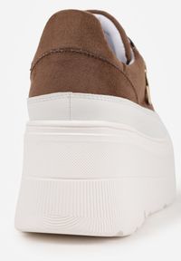 Born2be - Brązowo-Białe Sneakersy Vices na Platformie Zdobione Okrągłą Aplikacją Wodvire. Okazja: na co dzień, na spacer. Nosek buta: okrągły. Kolor: brązowy. Materiał: jeans. Szerokość cholewki: normalna. Wzór: aplikacja. Obcas: na platformie. Sport: turystyka piesza #4