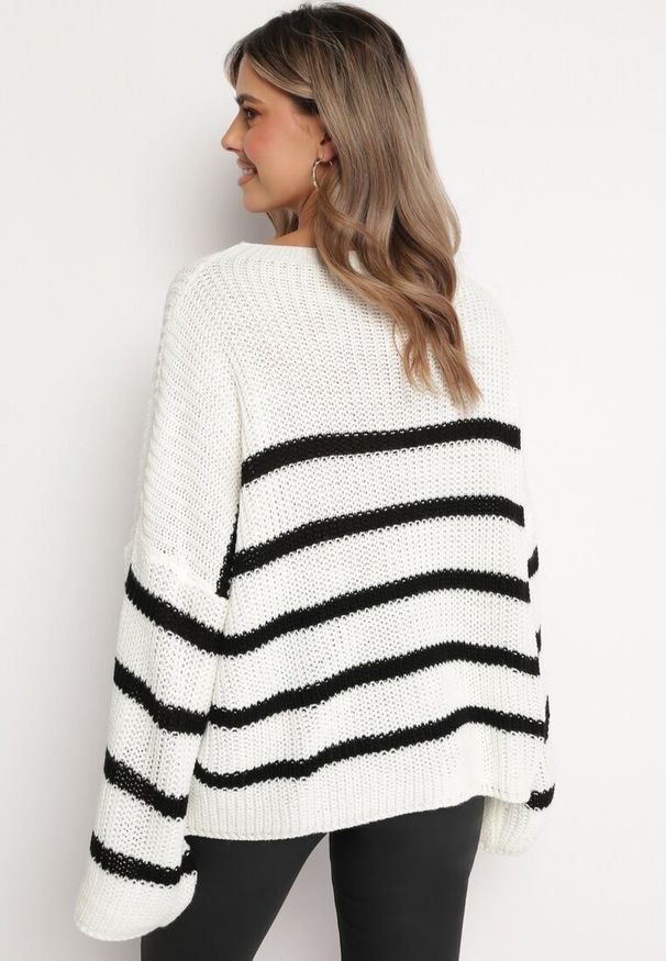 Born2be - Biały Dzianinowy Sweter z Długimi Szerokimi Rękawami w Pasy Samsoni. Kolor: biały. Materiał: dzianina. Długość: długie