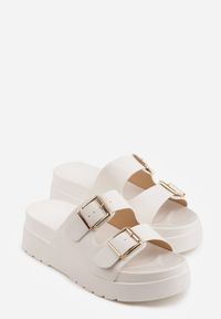 Renee - Białe Klapki na Platformie Ozdobione Metalicznymi Klamrami Galisiphe. Kolor: biały. Wzór: aplikacja. Sezon: wiosna, lato. Obcas: na platformie #9