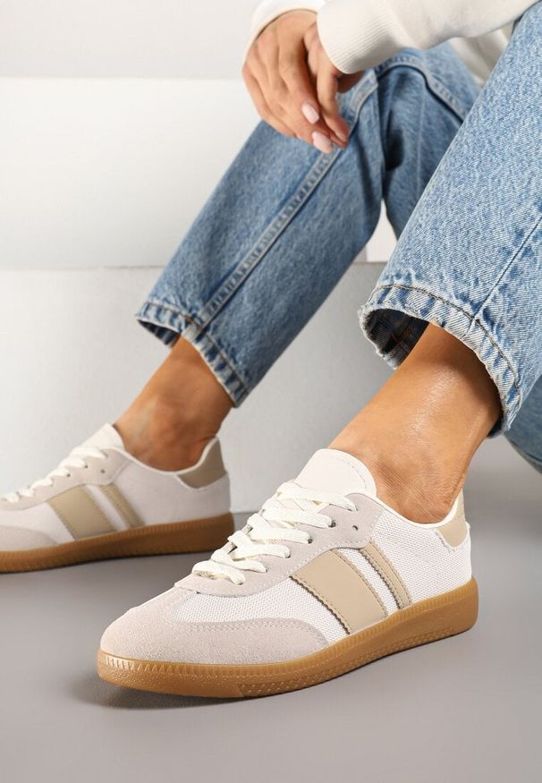 Born2be - Beżowe Sneakersy Tenisówki z Ozdobnymi Paskami Nelidi. Okazja: na spacer, na co dzień. Zapięcie: pasek. Kolor: beżowy. Materiał: jeans. Szerokość cholewki: normalna. Obcas: na obcasie. Wysokość obcasa: niski. Sport: turystyka piesza