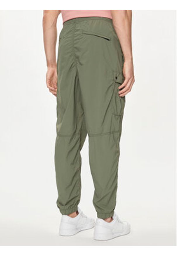 GAP - Gap Spodnie materiałowe 487058-01 Zielony Relaxed Fit. Kolor: zielony. Materiał: syntetyk