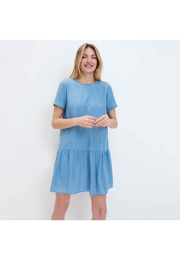 Mohito - Sukienka z falbaną Eco Aware - Niebieski. Kolor: niebieski