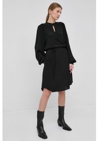 Bruuns Bazaar Sukienka Lilli Vita kolor czarny mini rozkloszowana. Kolor: czarny. Materiał: materiał, włókno, tkanina, wiskoza. Długość rękawa: długi rękaw. Typ sukienki: rozkloszowane. Długość: mini