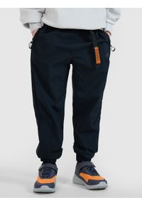 4f - 4F Spodnie casual joggery chłopięce - czarne 140 (9-10 lat). Okazja: na co dzień. Kolor: czarny. Materiał: materiał, tkanina, syntetyk. Sezon: lato. Styl: casual